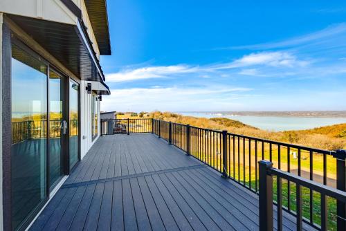 Views of Lewis & Clark Lake - Modern Apt w/Deck