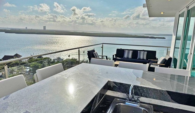VRBO Premier Host – Beachfront – 8BR/7Bth – Penthouse Combo #314 in Cancun