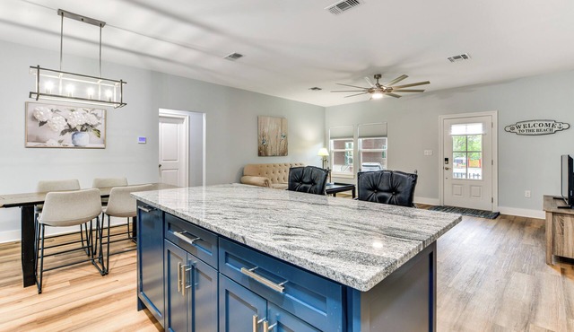 Walk to Beach & Harbor: Dtwn Pass Christian Home