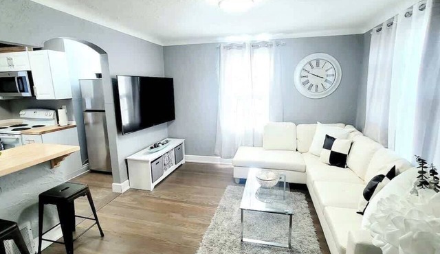 Walk to dining/bars/parks! Ideal for Red Rocks!