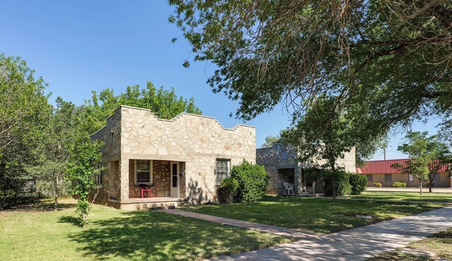 Walk to New Mexico Military Institute! Cozy Escape