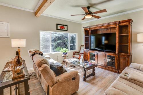 Walk to River: Oacoma Home w/Dog-Friendly Yard!