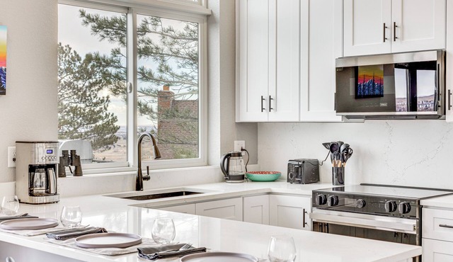 Walk to Trail: 'lookout Landing' Newly Built Home!