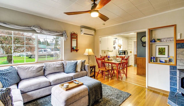Walk to Twilight Sites! Forks Home w/Hot Tub