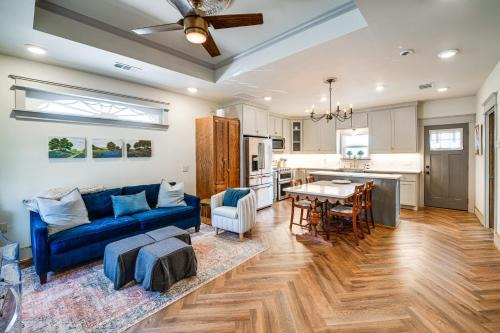 Walkable Dallas Bungalow: 4 Mi to Downtown