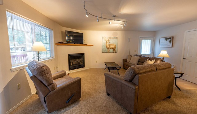 Walkable Wallowa Lake Condo w/Deck & Views