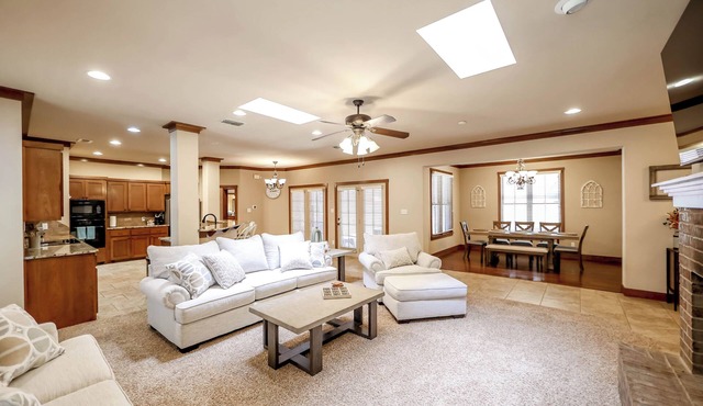 Walking distance from Texas Tech, sleeps up to 12 people!