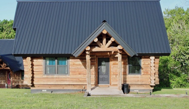 Waterfall View Cabin at White Buffalo Lodge; Family-friendly with lake access