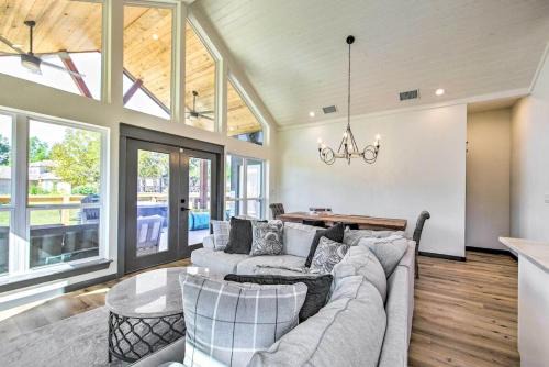 Waterfront 3BR Lakehouse with Hot Tub