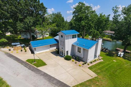 Waterfront 3BR Loft w Dock on Lake of Egypt
