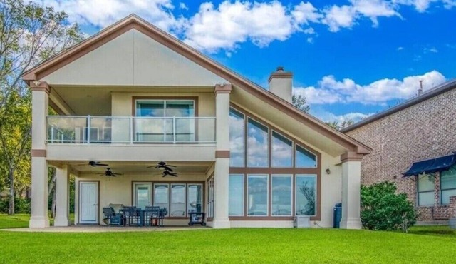 Waterfront 5BR/5.5BA Home w/2 Docks and Private pool and spa