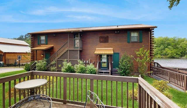 Waterfront cabin right on Ouachita River w/dock access, full kitchens and WIFI
