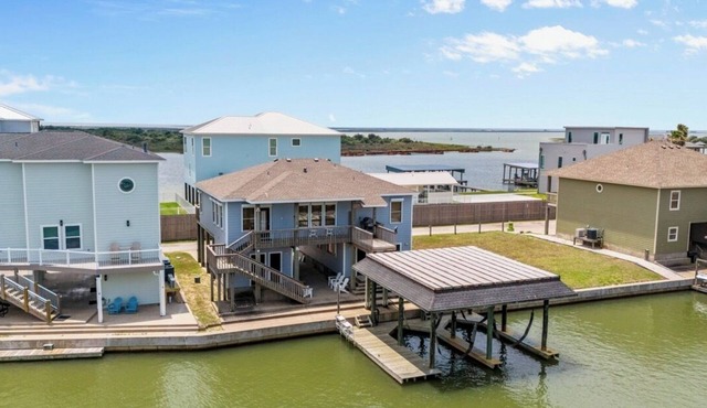 WATERFRONT Dee's Galley 2 Boat Slips Lifts