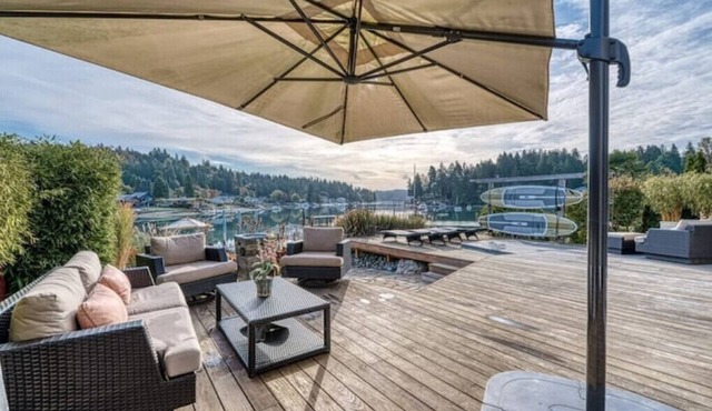 Waterfront high end home-dock, hot tub fun