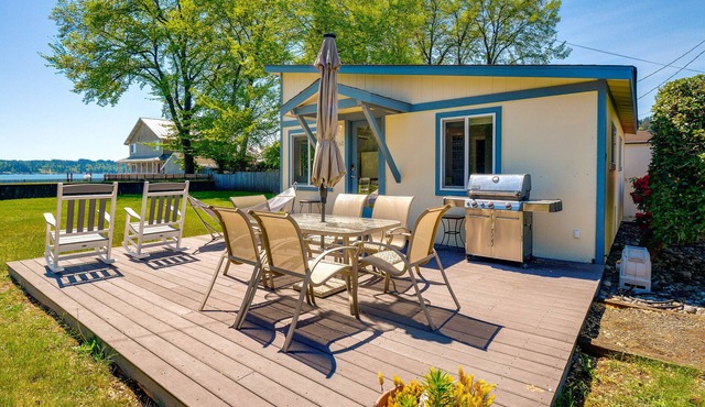 Waterfront Hood Canal Cottage: Steps to the Beach!