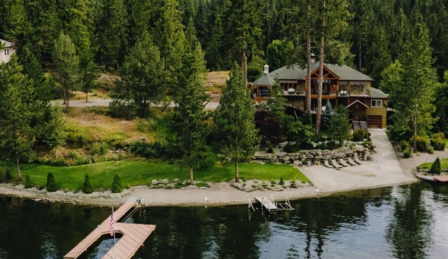 Waterfront Paradise Lodge: Private Dock, Pickleball, Volleyball, Fire pit nights