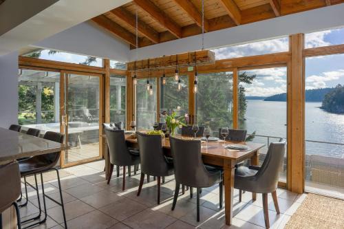 Waterfront Privacy, Hot Tub, Mooring, Gated Estate in Eastsound