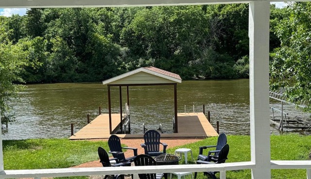 Waterfront Private Dock Two Suites in Algonquin