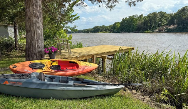 Waterfront Retreat on Raymond Gary State Lake