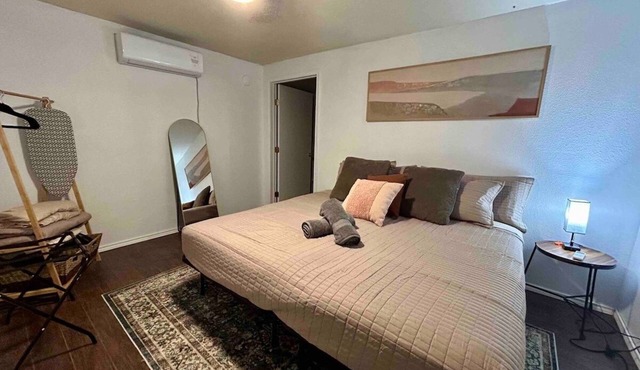 Westside Bungalow - King Bed+Fast WiFi by LCH