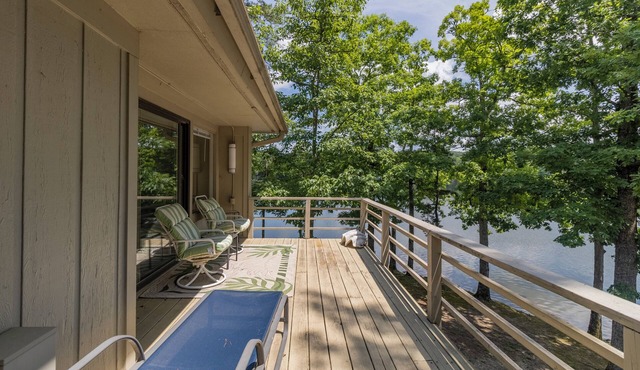What-A-View HSV - Serene Lakeside Town Home