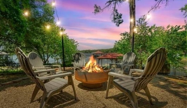Whimsical Lake Retreat! Kayak, SUP, Arcade, maui mat! Canton/Tyler Sleeps 11