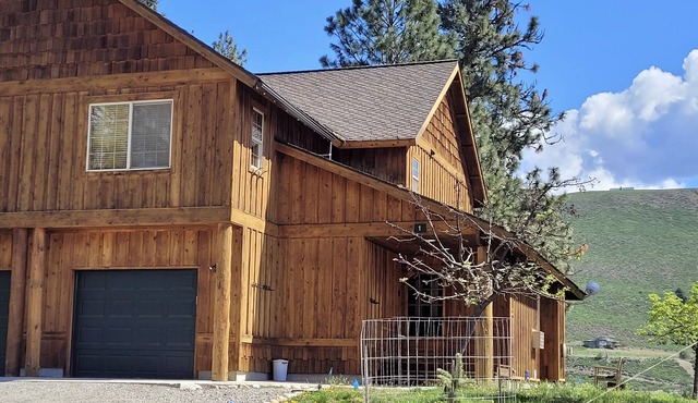 Whispering Pines Condo-Close to Downtown Winthrop and Ski Trailhead!