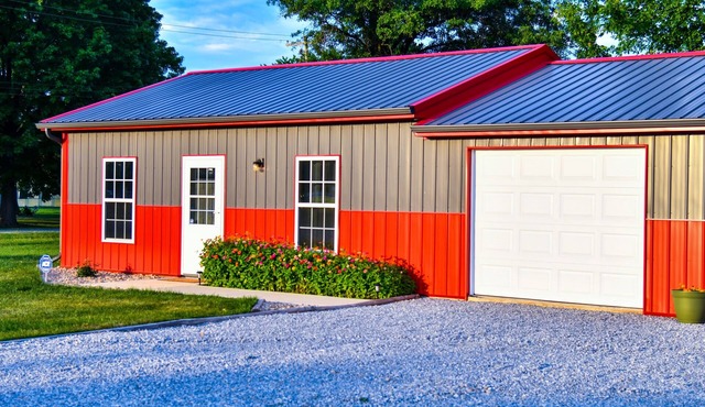 Whistle Stop Bunkhouse with garage parking & patio