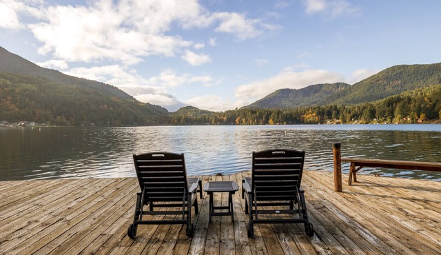 Woods and Wakes Retreat Hot Tub & Lake Views