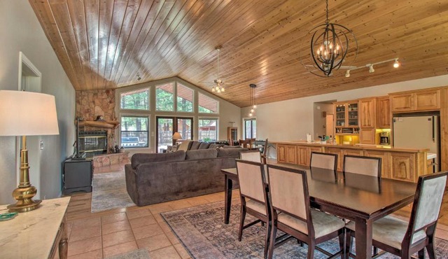 Yard, Grill & Games: Spacious Cabin in Lakeside!