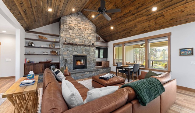 Year-Round Adventure Riverfront 4-bedroom retreat with 2 king suites