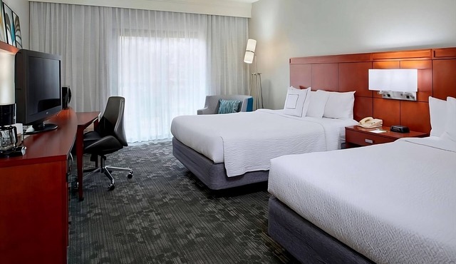 Your Gateway to Kansas City Thrills! 3 Relaxing Units! Pets Allowed