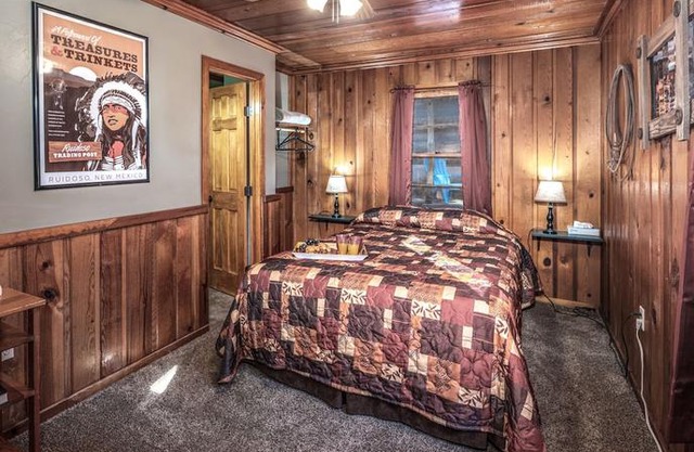 Apache Village 5, Queen Bed, Midtown, Sleeps 2