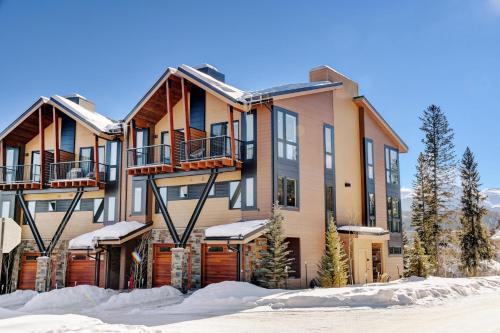 Downtown WP River Front Villa 232 I Private Hot Tub I Great Views I Activity Program