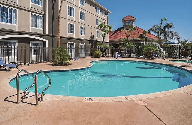 Prime Location! 4 Convenient Units, Pool, Free Parking, Free Breakfast