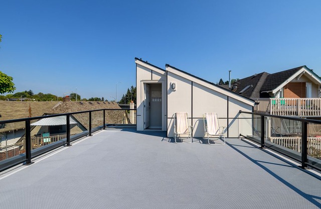 Seattle Urban Village - Vashon - Roof top view deck