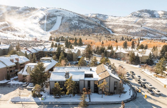 Ski Condo + Hot Tub Empire Coalition 202 Walk to Main + PC SKI 2B/2B