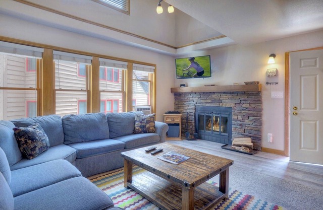 The Blue Bear | Trails, Golf, Pool & Hot Tub - Near Town