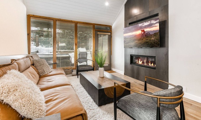 North Park City House | LUXURY MOUNTAINSIDE TOWNHOME RETREAT NEXT TO SKI LIFT WITH A PRIVATE HOT TUB
