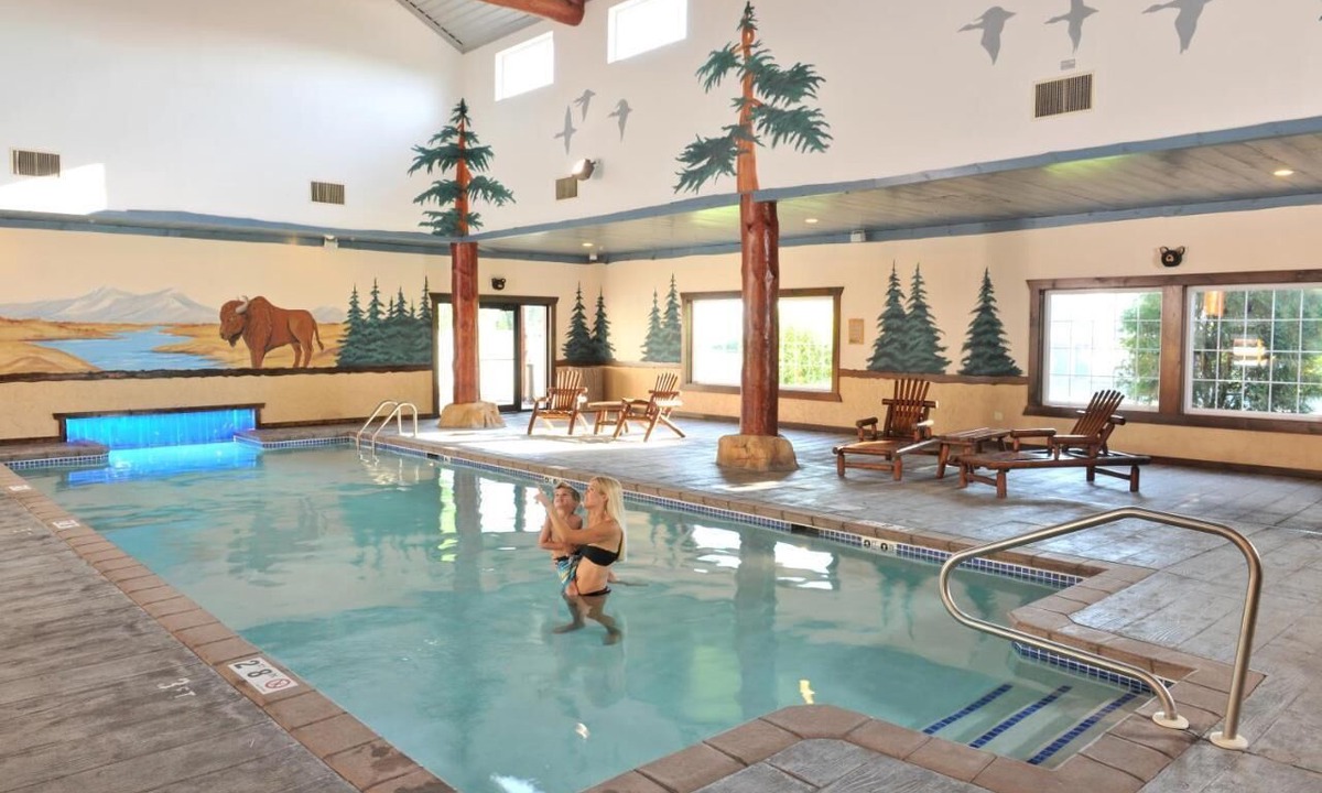 St. Joseph House | Theme Suite in Historic St. Joseph, Whirlpool, Stoney Creek | 4 Units