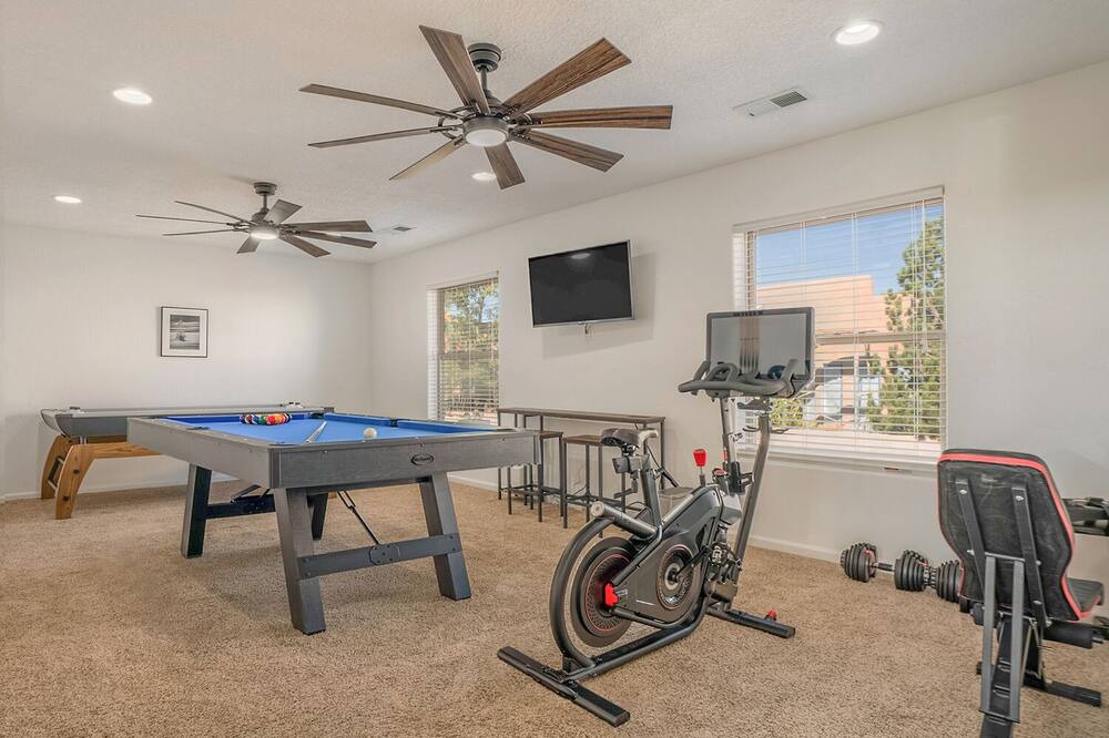 Paradise Hills Civic House | 3300SF of Modern Luxury - Spa/Work Space/Gym/Game Room - Pet Friendly!