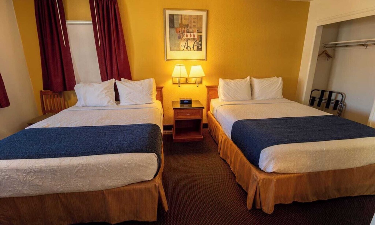 Pendleton Apartment | 2 Queen Beds Non-Smoking