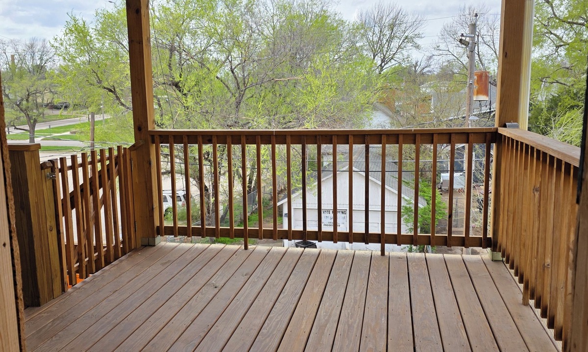 Topeka Apartment | Beautifully Renovated 1 Bed, 1 Bath, Pet-Friendly Apt, 2 Blks From State Capitol