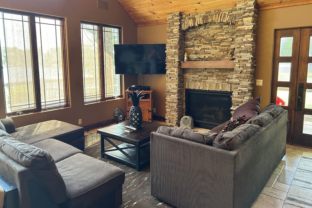 Photo of Livingroom in East Rock Bluff