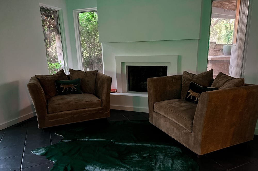 Photo of Livingroom in West Plaza