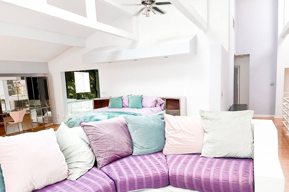 Photo of Bedroom in West Plaza