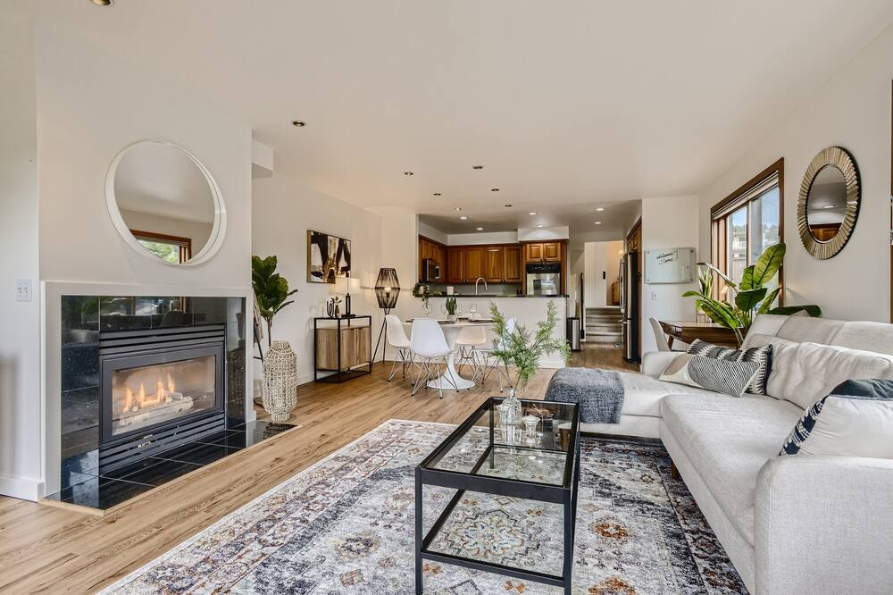 Photo of Livingroom in Eastlake