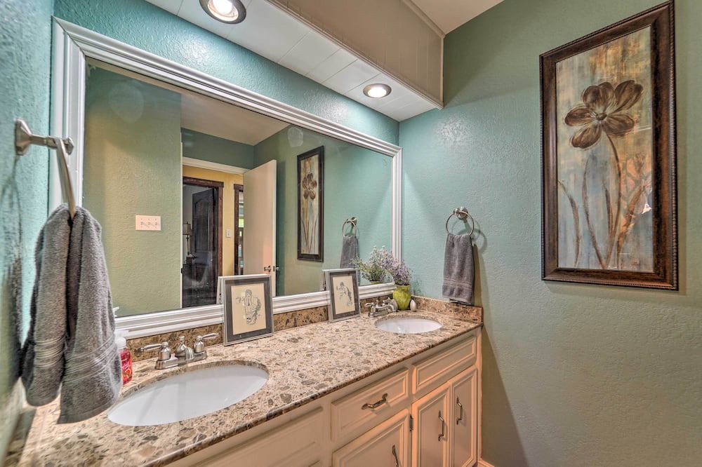 Photo of Bathroom in Ransom Canyon