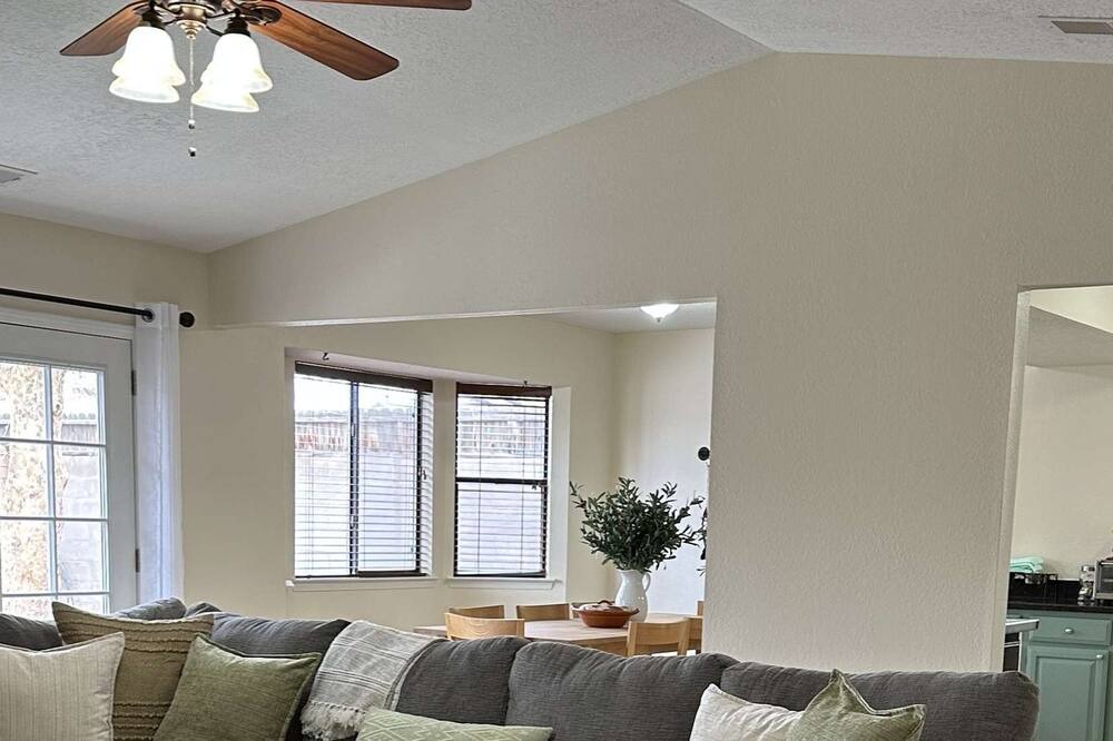 Photo of Livingroom in Taylor Ranch