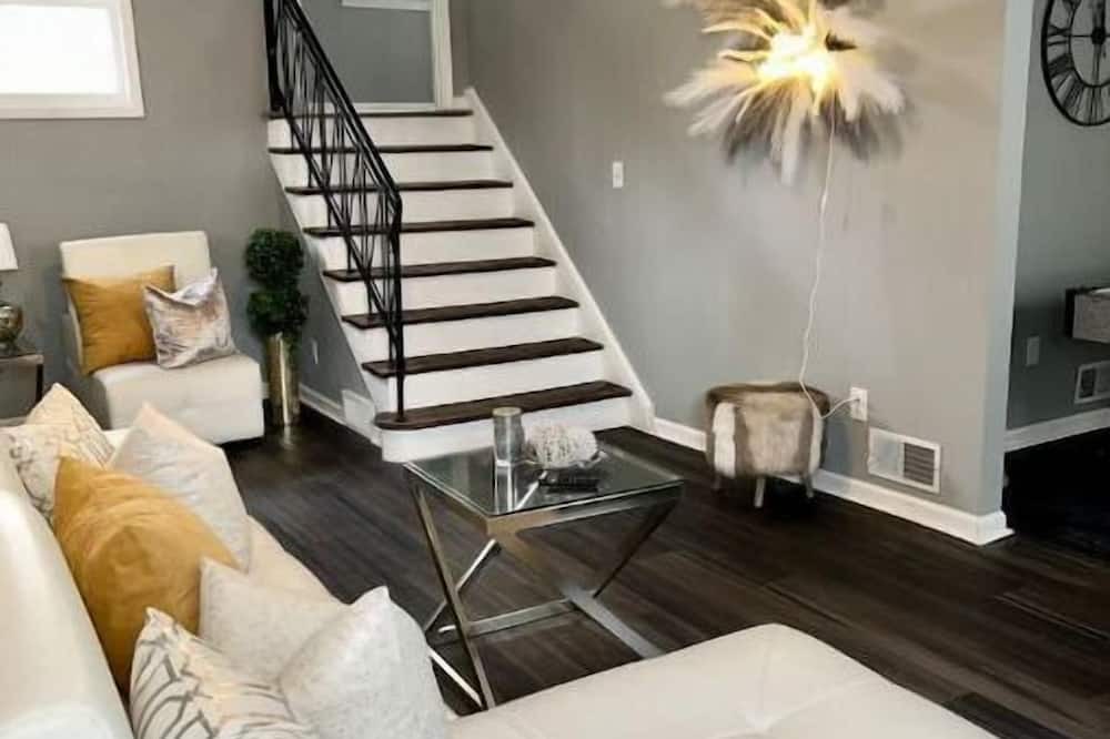 Photo of Livingroom in Northeast Kansas City